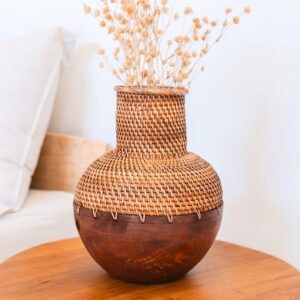 Rotan vaas – houten vaas – vaas voor gedroogde bloemen – kleine rotan vaas – Boho decor vaas gemaakt van geweven rotan en hout (Ø 22 cm) KAMARI bruin